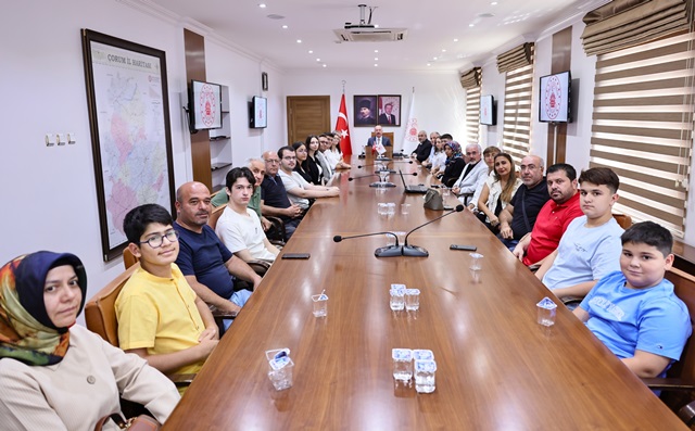 2025 LGS VE YKS’DE BÜYÜK BAŞARI GÖSTEREN ÖĞRENCİLER VALİMİZ ALİ ÇALGAN’I ZİYARET ETTİ