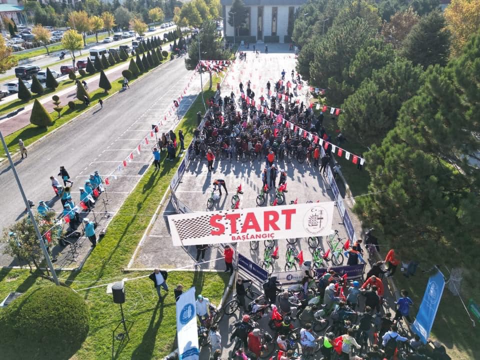 CUMHURÄ°YET Ä°Ã‡Ä°N PEDAL Ã‡EVÄ°RDÄ°LER 