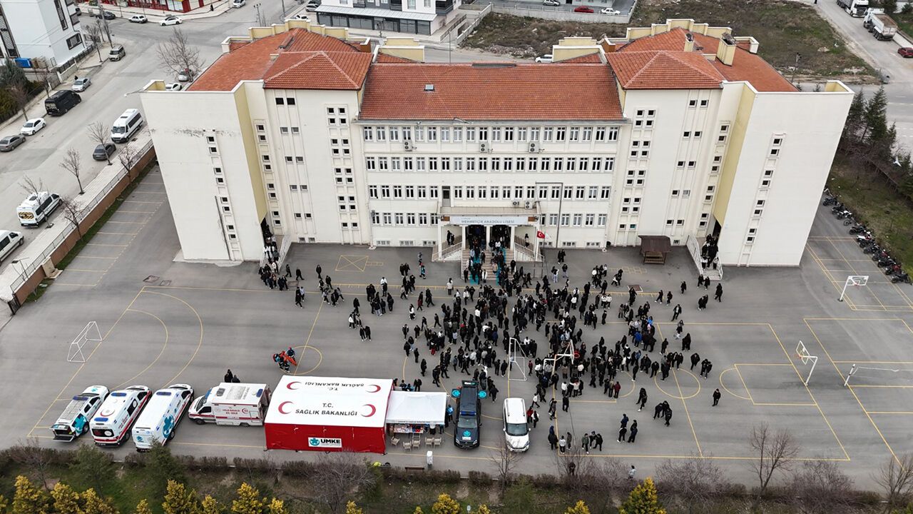 MEHMETÇİK ANADOLU LİSESİ’NDE DEPREM TATBİKATI