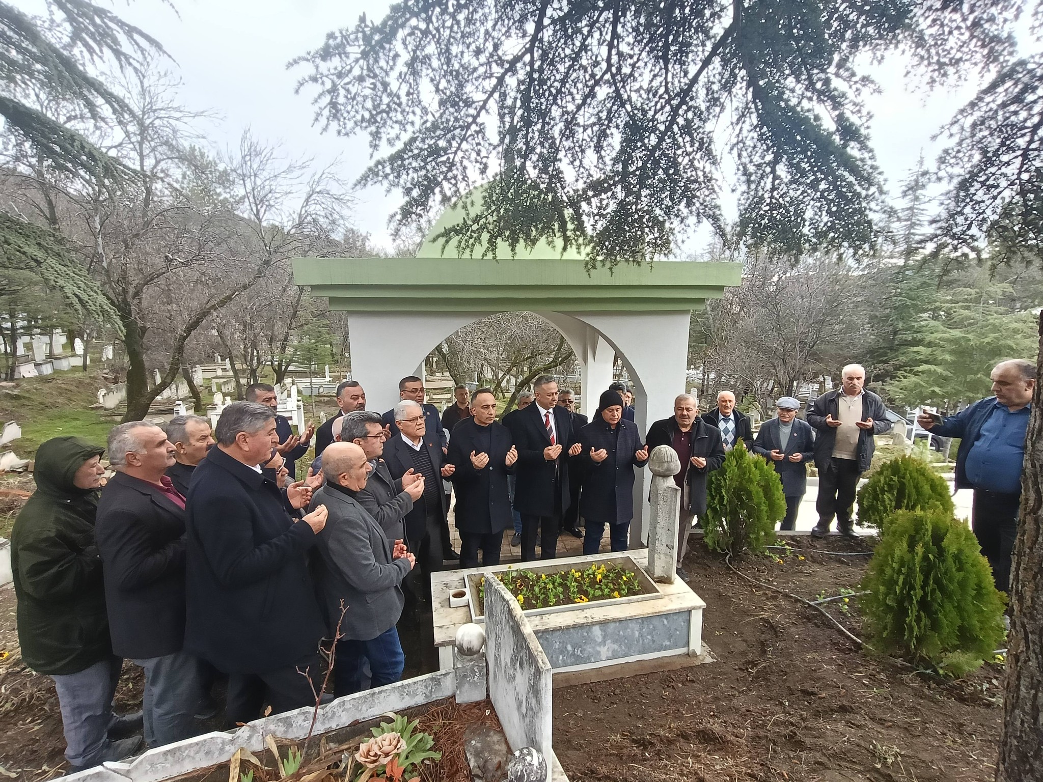 CUMHURİYET ADAMI İSMAİL HAKKI EFENDİ MEZARI BAŞINDA ANILDI