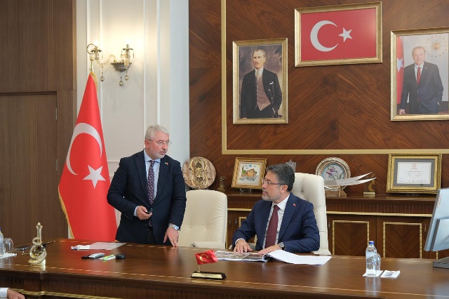 BAKAN YUMAKLIDAN ÇORUM BELEDİYESİNE ZİYARET