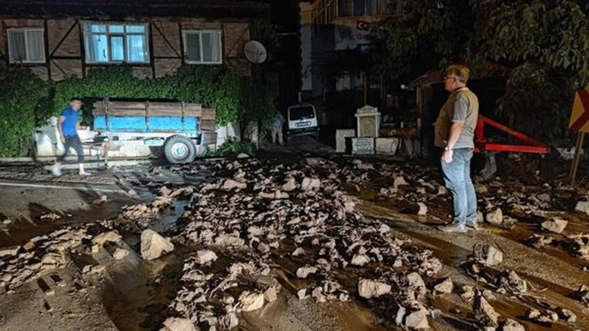 OÄžUZLARâ€™I SEL VURDU 