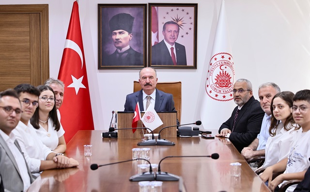 2025 LGS VE YKS’DE BÜYÜK BAŞARI GÖSTEREN ÖĞRENCİLER VALİMİZ ALİ ÇALGAN’I ZİYARET ETTİ