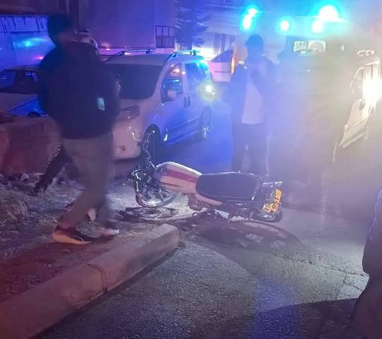 KIRMIZI IŞIK İHLALİ YAPAN MOTOSİKLET KAZAYA SEBEP OLDU