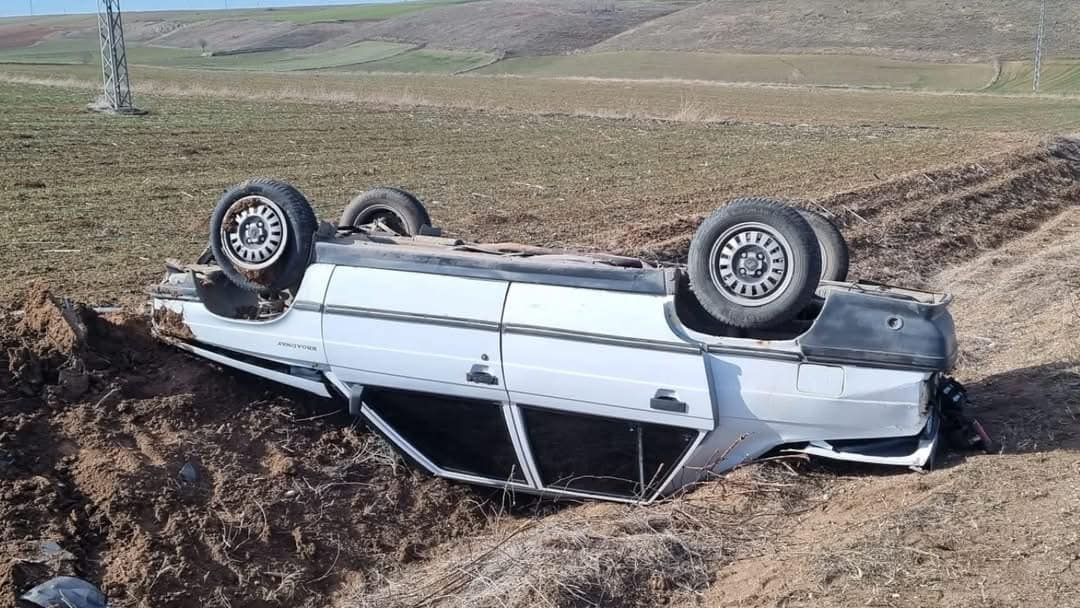 DÜZ YOLDA TAKLA ATTI, 6 KİŞİ YARALANDI 