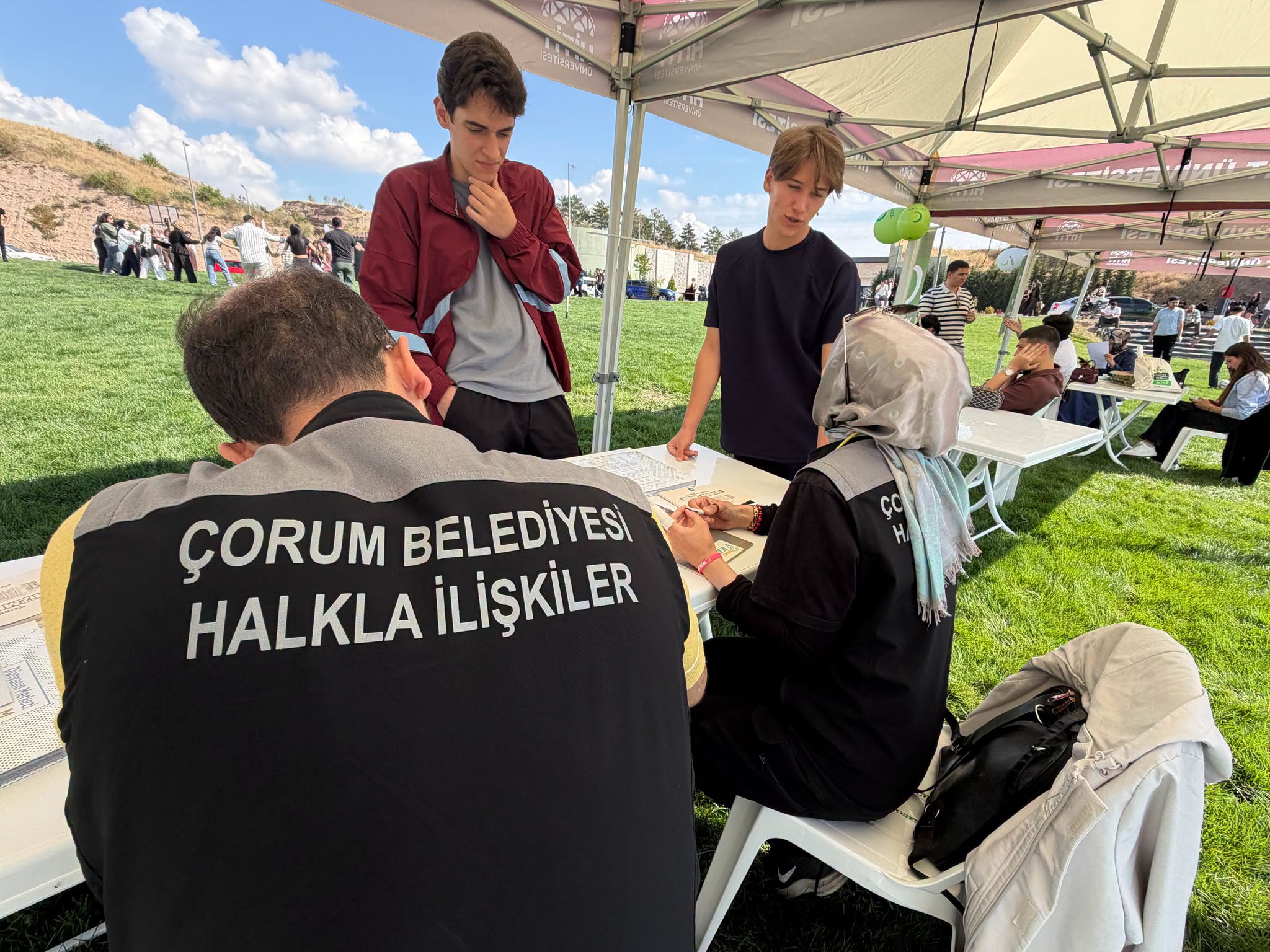 ÇORUM BELEDİYESİ ÜNİVERSİTELİLERİ KAMPÜSTE KARŞILADI