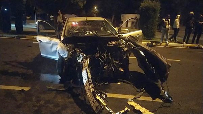 KONTROLDEN Ã‡IKAN OTOMOBÄ°L  PARK HALÄ°NDEKÄ° OTOBÃœSE Ã‡ARPTI