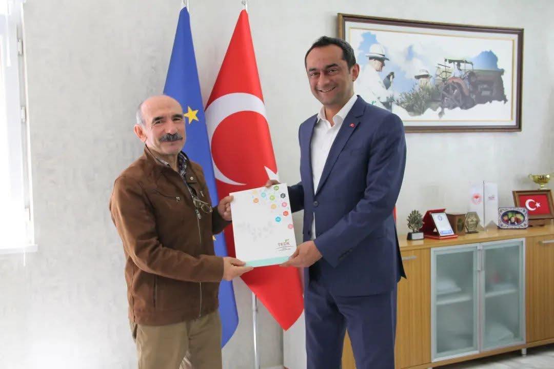 EFSANE BAŞKAN 18.2 MİLYONA İMZA ATTI
