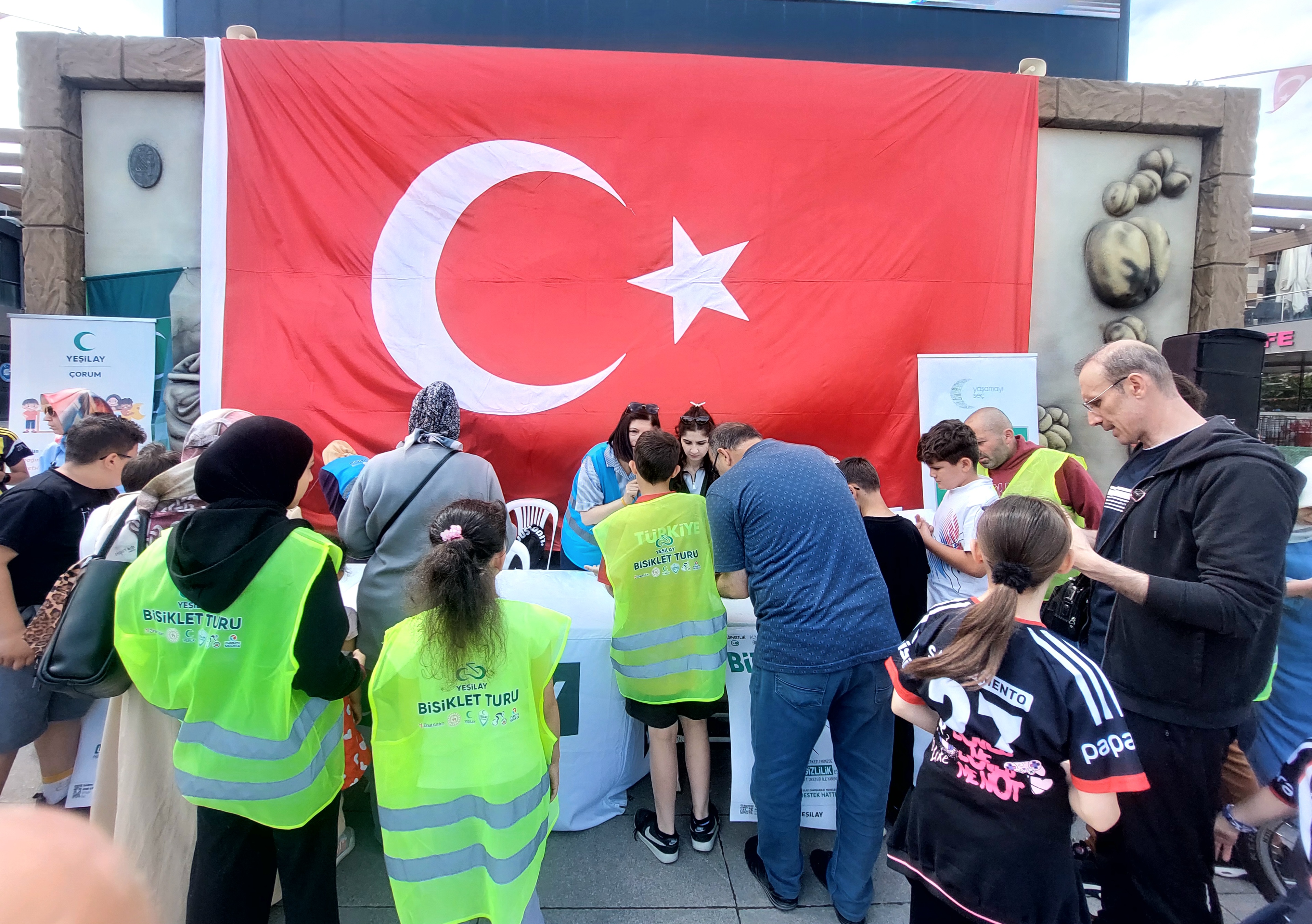 YEŞİLAY BİSİKLET TURUNA YOĞUN KATILIM
