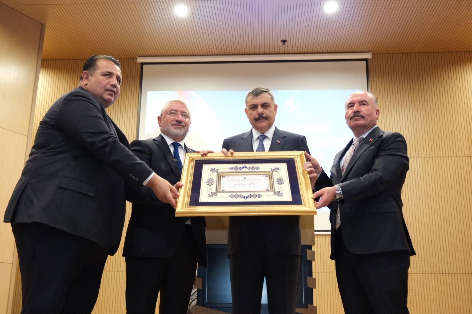 İÇİŞLERİ BAKANI ÇİFTÇİ'YE FAHRİ HEMŞEHRİLİK BERATI