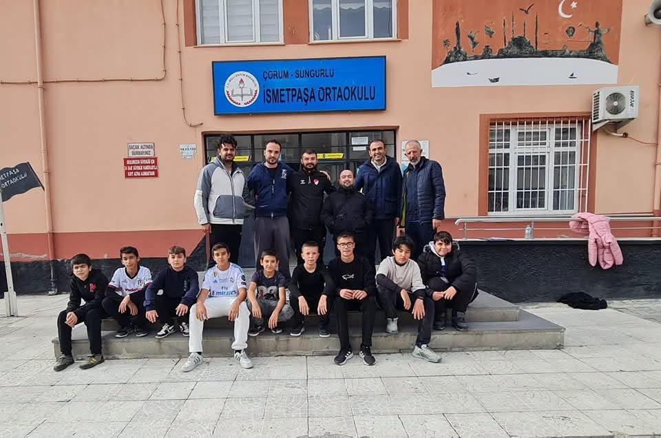 ASKF'DEN FUTBOL TOPU VE FORMA HEDİYESİ