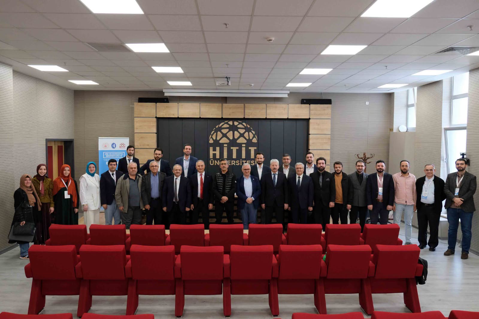 İLAHİYATÇILAR SEMPOZYUMDA BULUŞTU
